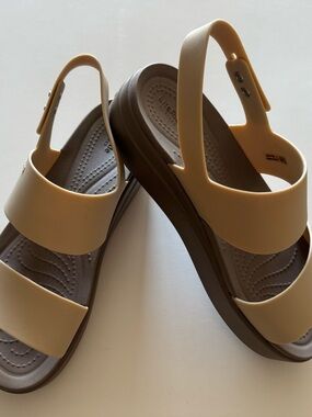 CROCS Brooklyn Low Wedge Sandal size 8 W Metallic Champagne